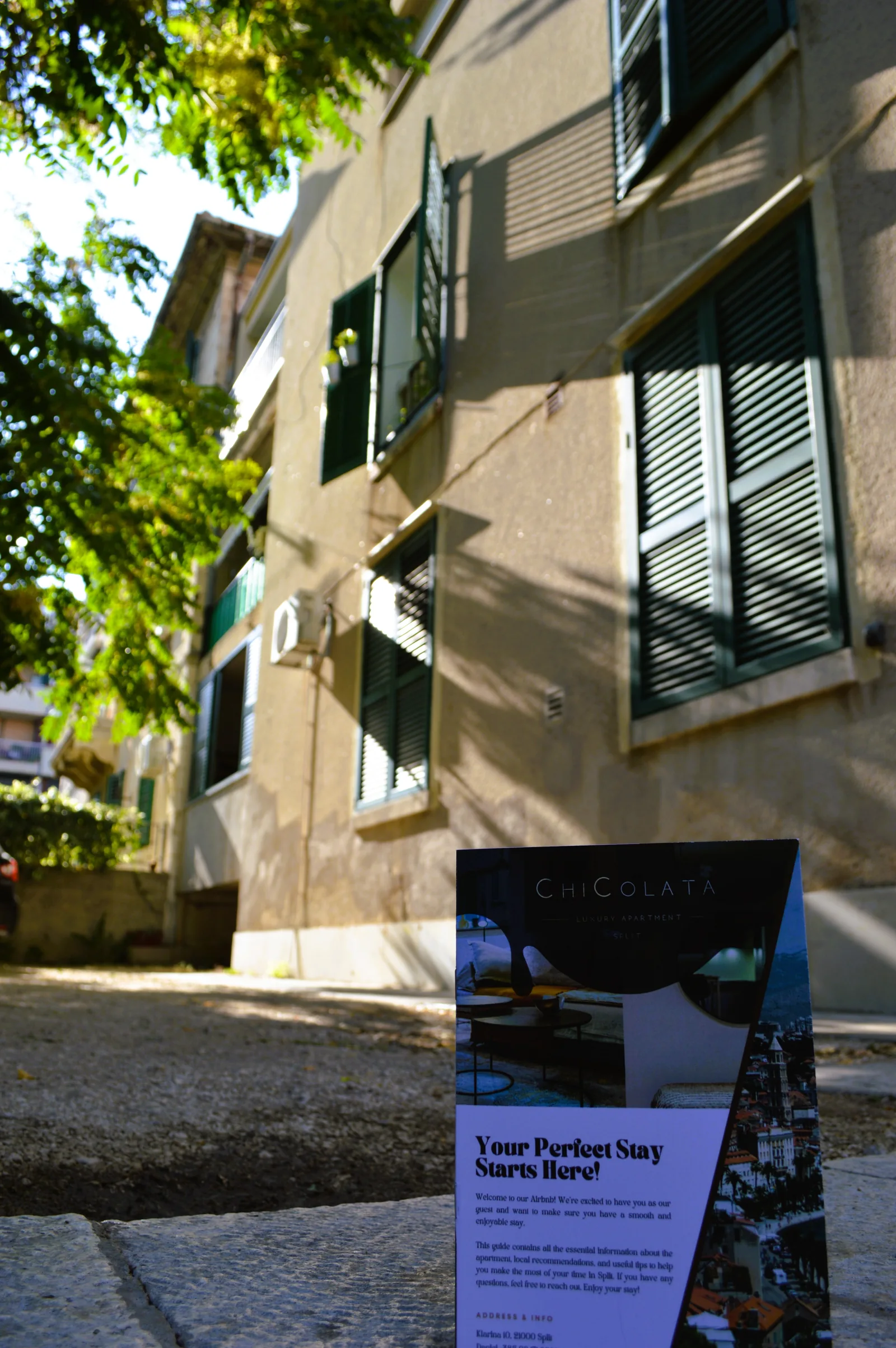 Entrance to the building with the printed ChiColata guest guide