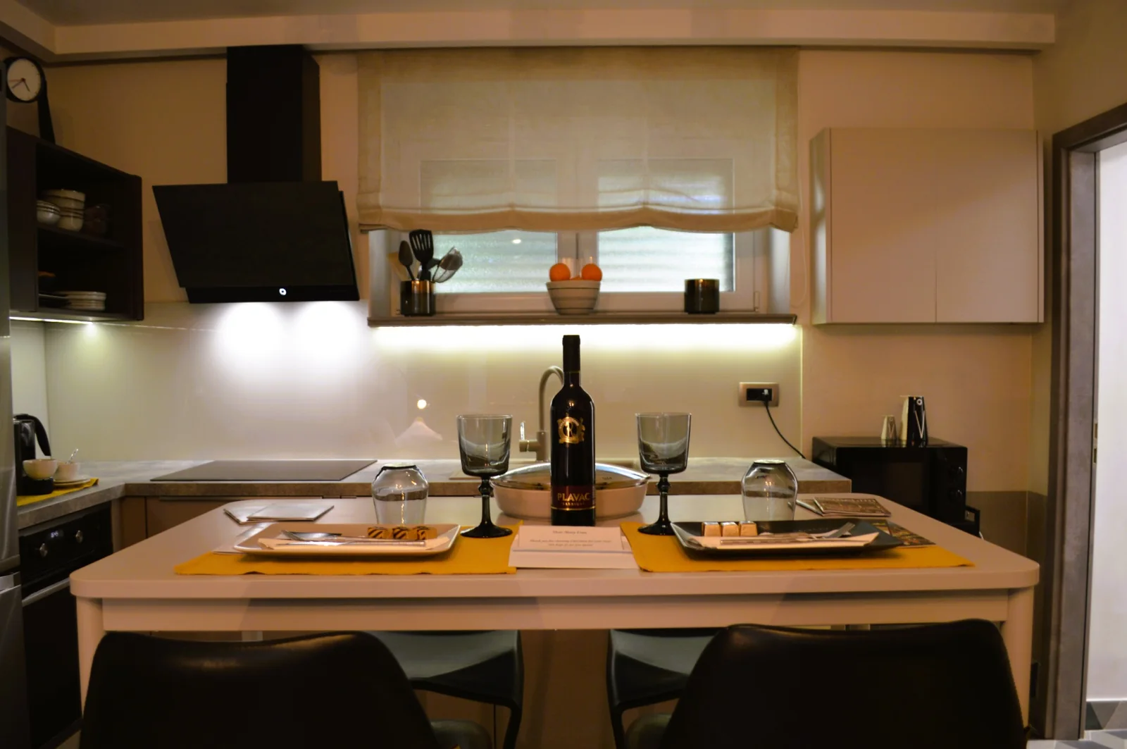 Fully equipped modern kitchen and dining area at ChiColata Apartment